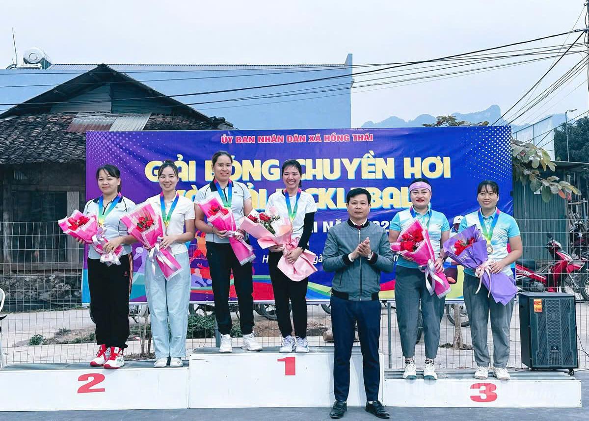 Ban tổ chức trao giải cho các đội có thành tích xuất sắc bộ môn Pickleball.