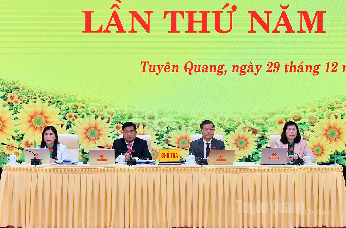 Chủ tọa kỳ họp.