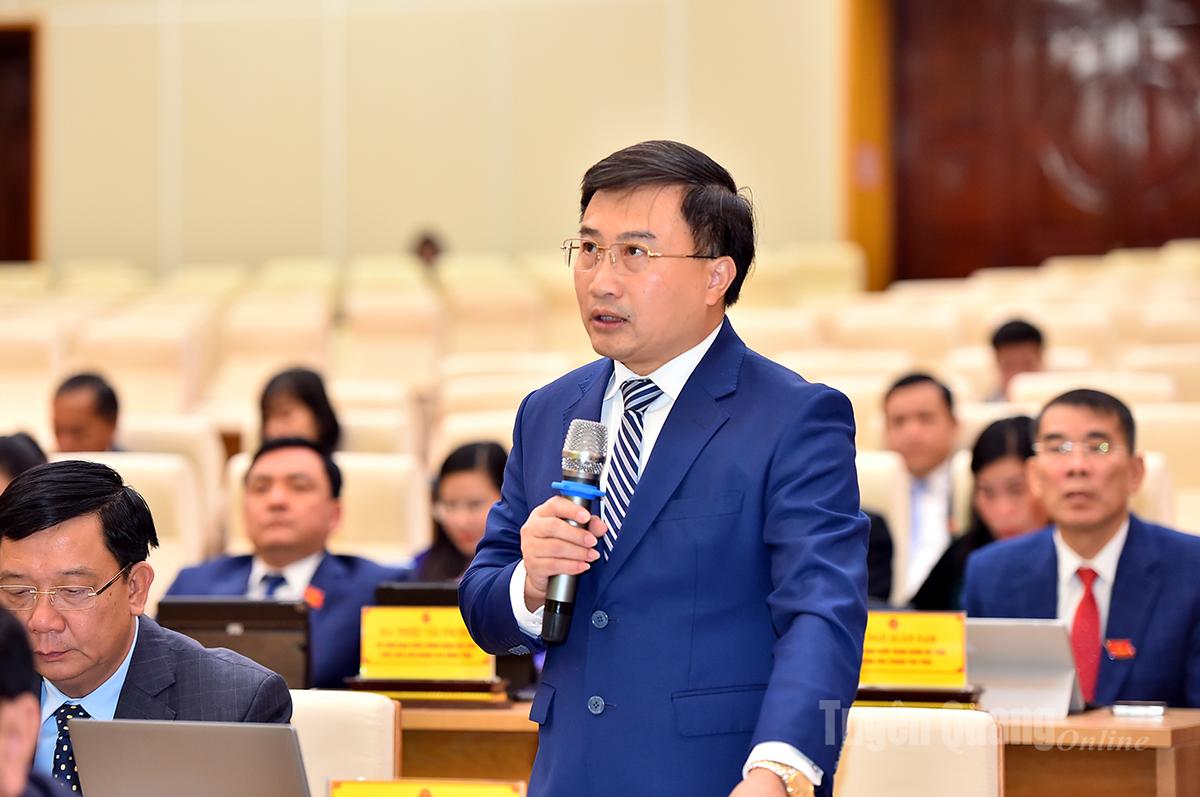 Đồng chí Phạm Mạnh Duyệt, Giám đốc Sở Nông nghiệp và Môi trường trả lời ý kiến của đại biểu.

