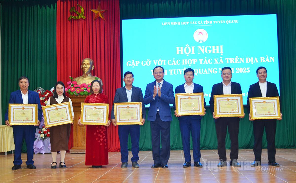 Đồng chí Nguyễn Mạnh Tuấn, Uỷ viên Ban Thường vụ Tỉnh uỷ, Phó Chủ tịch Thường trực UBND tỉnh tặng Bằng khen của Chủ tịch UBND tỉnh cho tập thể, cá nhân có thành tích xuất sắc.