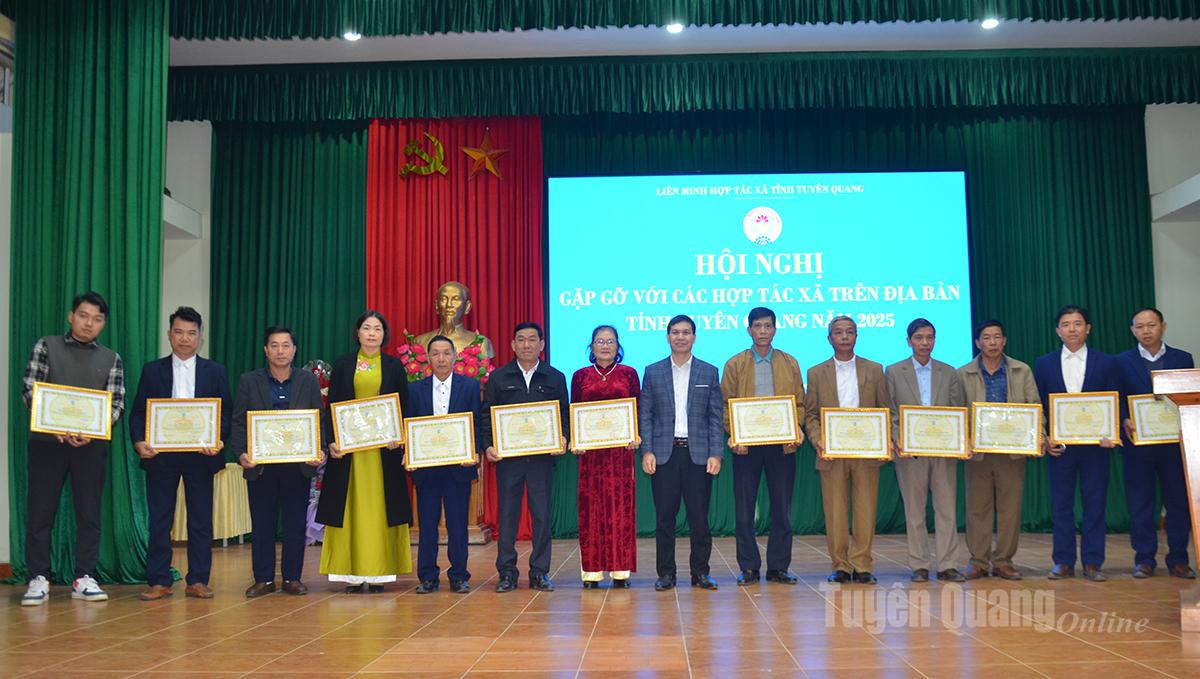 Lãnh đạo Liên minh HTX tỉnh trao Giấy khen cho tập thể, cá nhân có thành tích trong sản xuất kinh doanh phát triển HTX năm 2025.