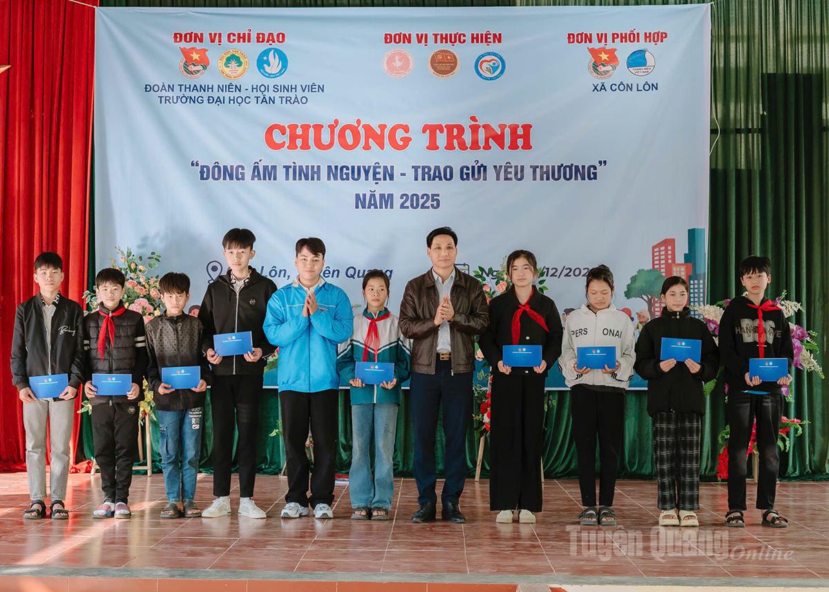 Đoàn trao tặng học bổng cho học sinh có hoàn cảnh khó khăn tại xã Côn Lôn.