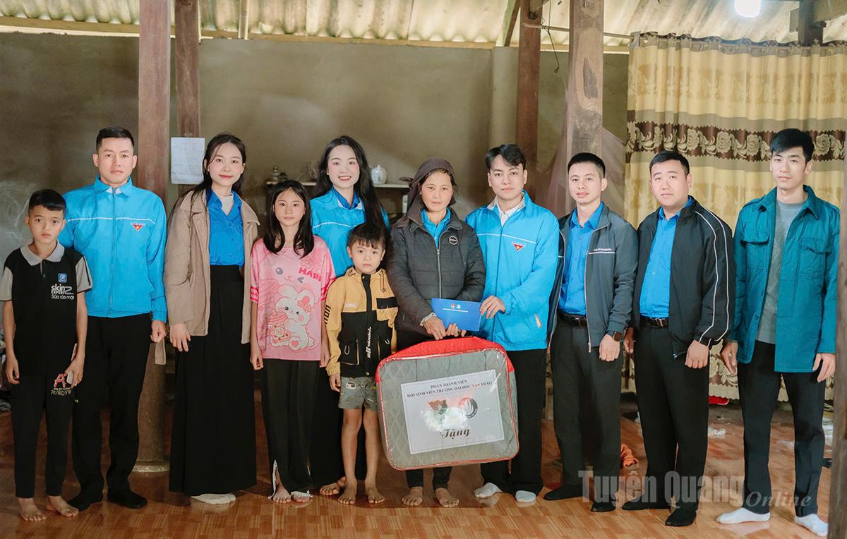 Đoàn thăm hỏi và tặng quà hộ gia đình có hoàn cảnh khó khăn trên địa bàn xã Côn Lôn.