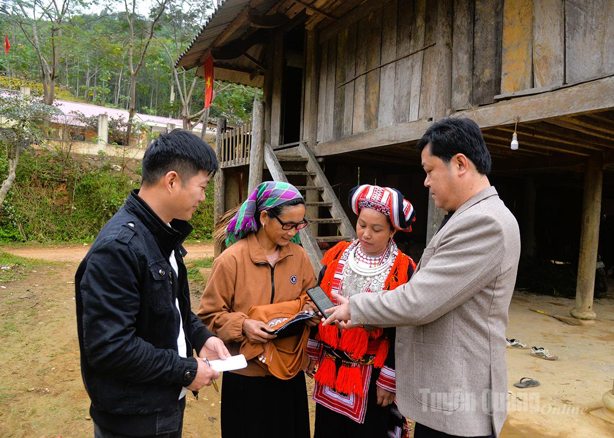 Người dân vùng đồng bào dân tộc thiểu số xã Xuân Giang được tiếp cận thông tin về Chương trình mục tiêu quốc gia giảm nghèo bền vững giai đoạn 2021-2025.