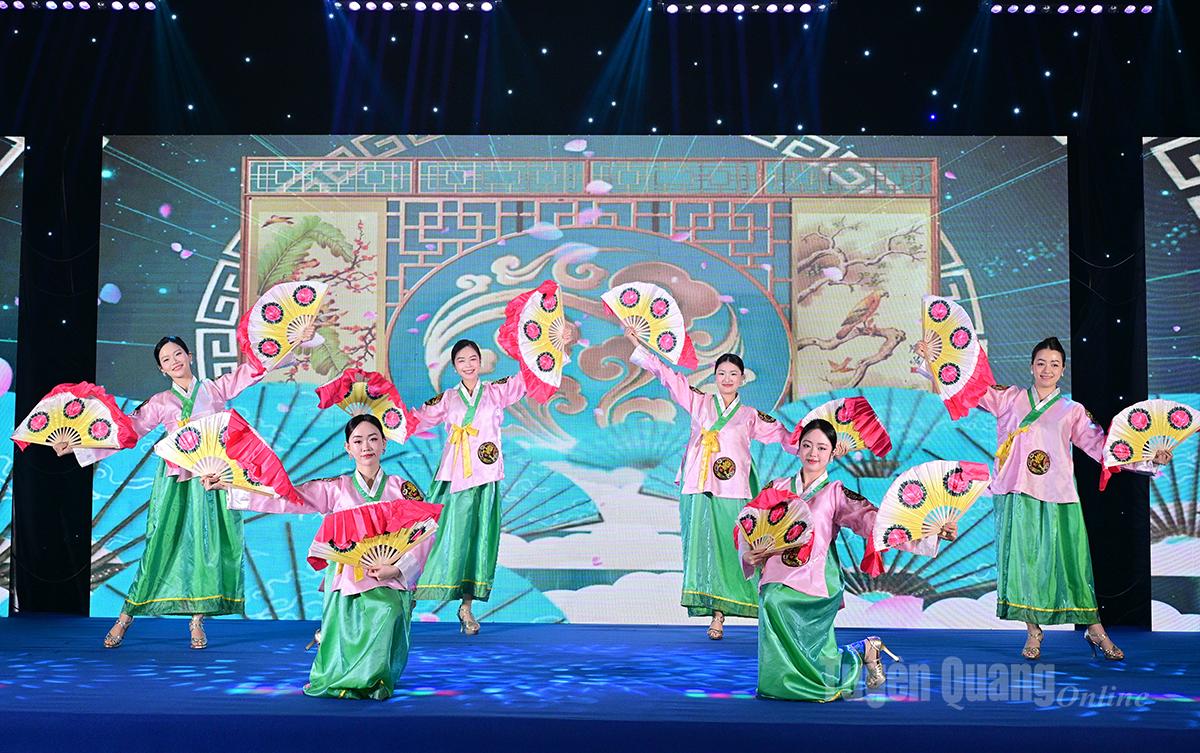 Văn nghệ chào mừng.