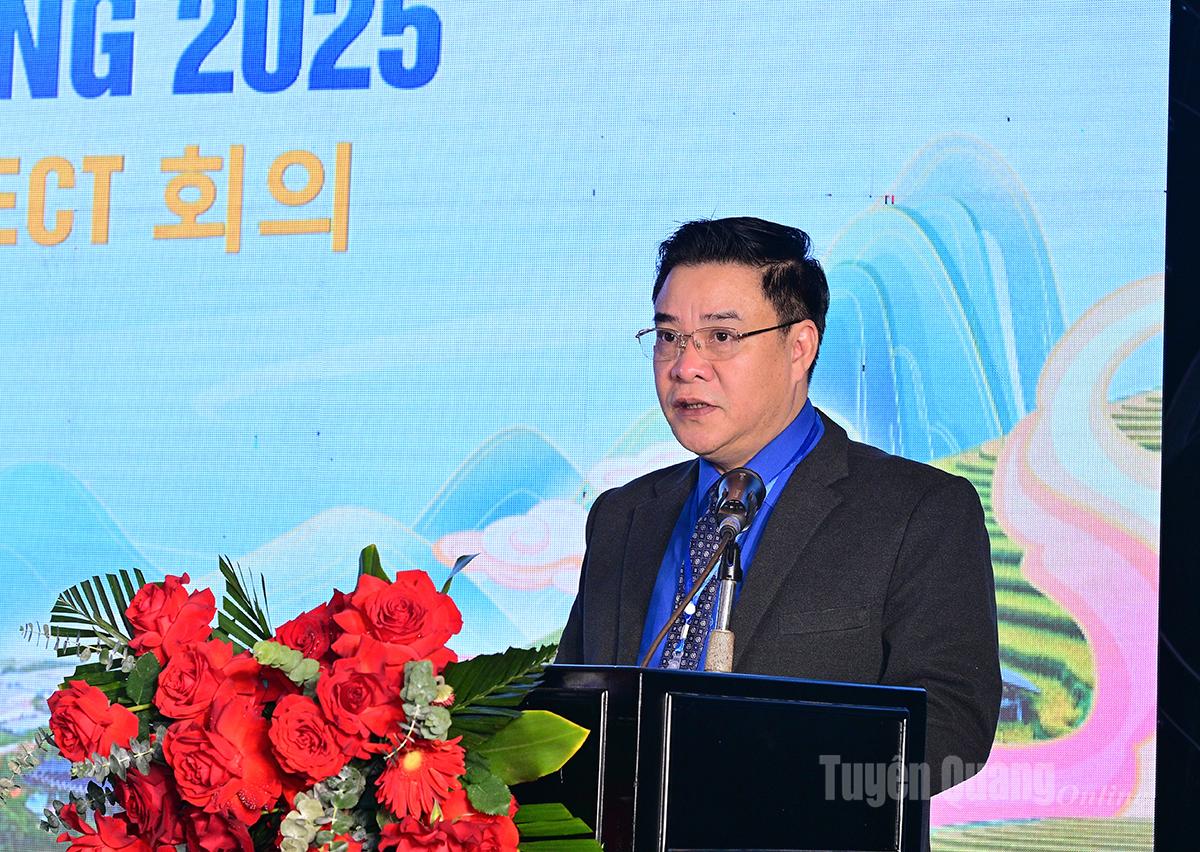 Phó Chủ tịch UBND tỉnh Hoàng Gia Long phát biểu tại hội nghị.