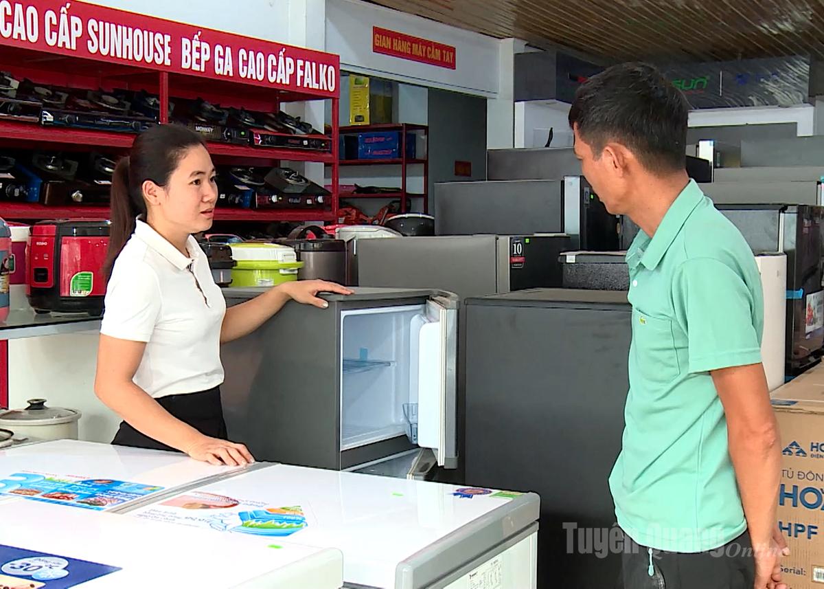 Khách hàng mua sắm tại cửa hàng điện máy Hoài Duyên, xã Yên Hoa.