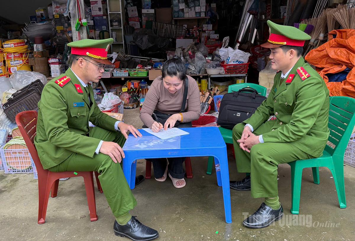 Các tiểu thương ký cam kết thực hiện nghiêm các quy định về kinh doanh, buôn bán tại chợ trung tâm xã.