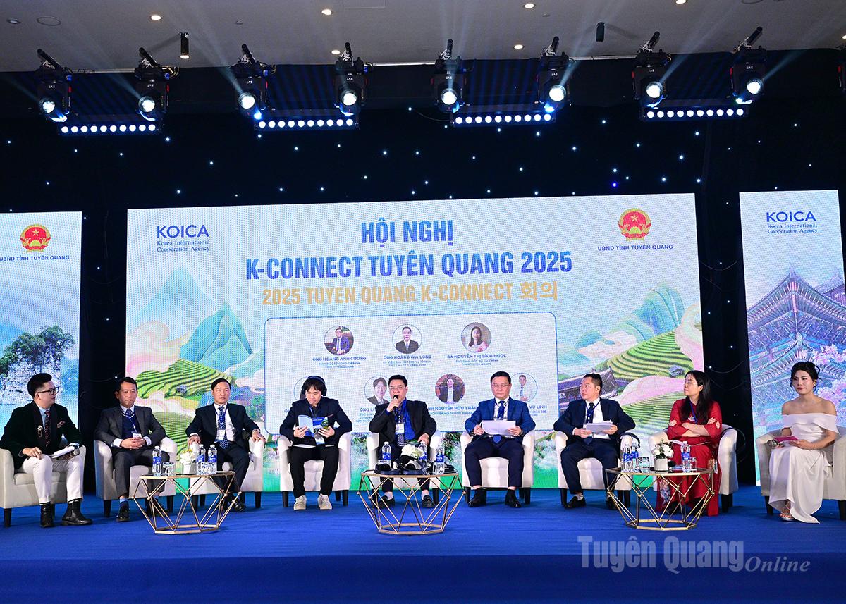 Phó Chủ tịch UBND tỉnh Tuyên Quang Hoàng Gia Long và các đại biểu tham gia phần thảo luận.