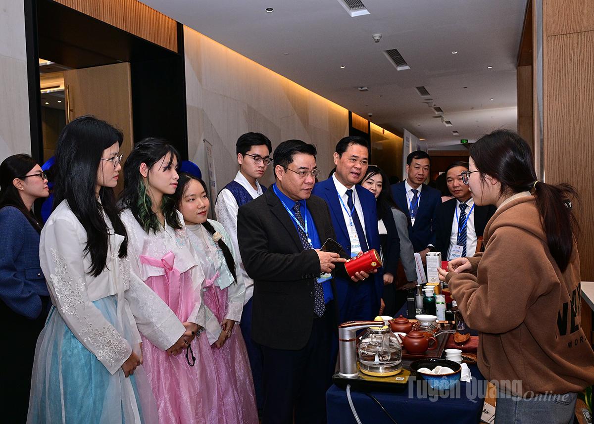 Phó Chủ tịch UBND tỉnh Hoàng Gia Long và các đại biểu tham quan gian hàng sản phẩm Ocop của các doanh nghiệp Tuyên Quang bên lề hội nghị.