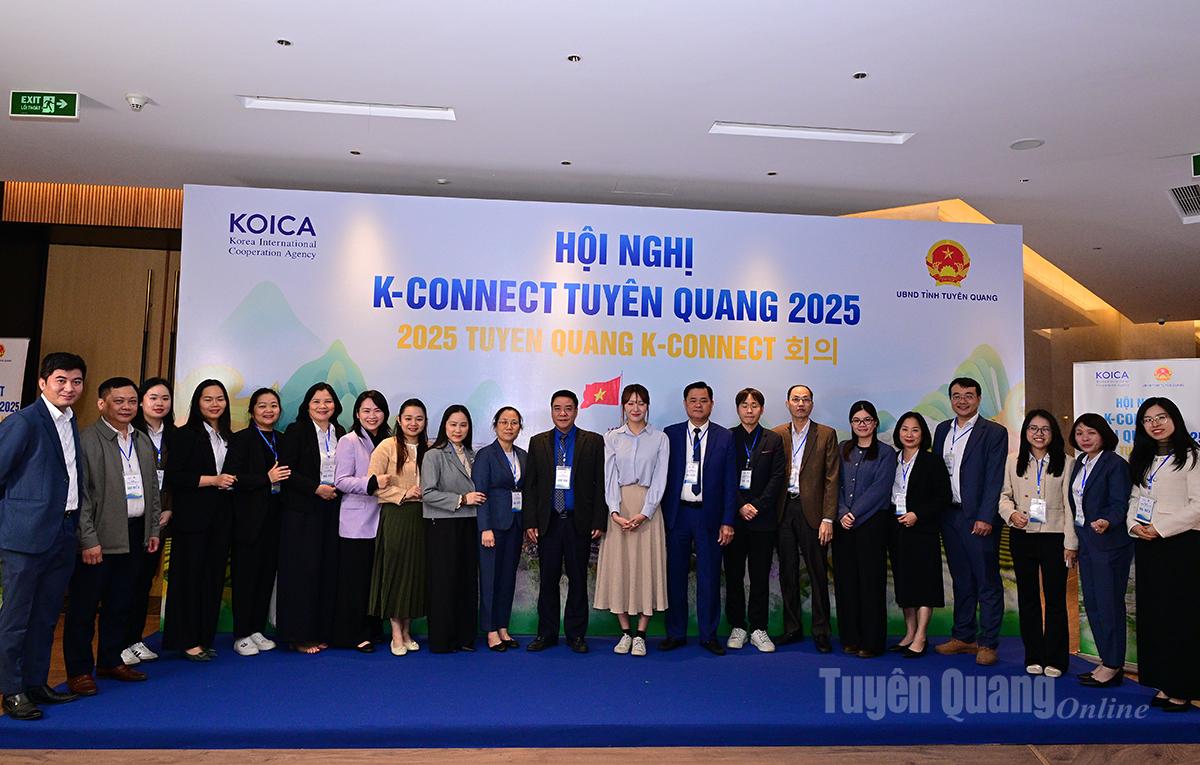 Phó Chủ tịch UBND tỉnh Hoàng Gia Long chụp ảnh với các đại biểu tại hội nghị.