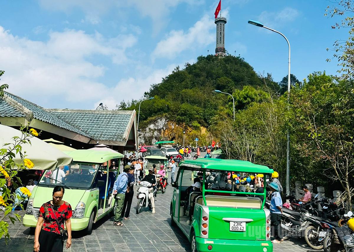 Cột cờ Lũng Cú là điểm du lịch hấp dẫn, hằng năm thu hút rất nhiều khách du lịch trong và ngoài nước đến tham