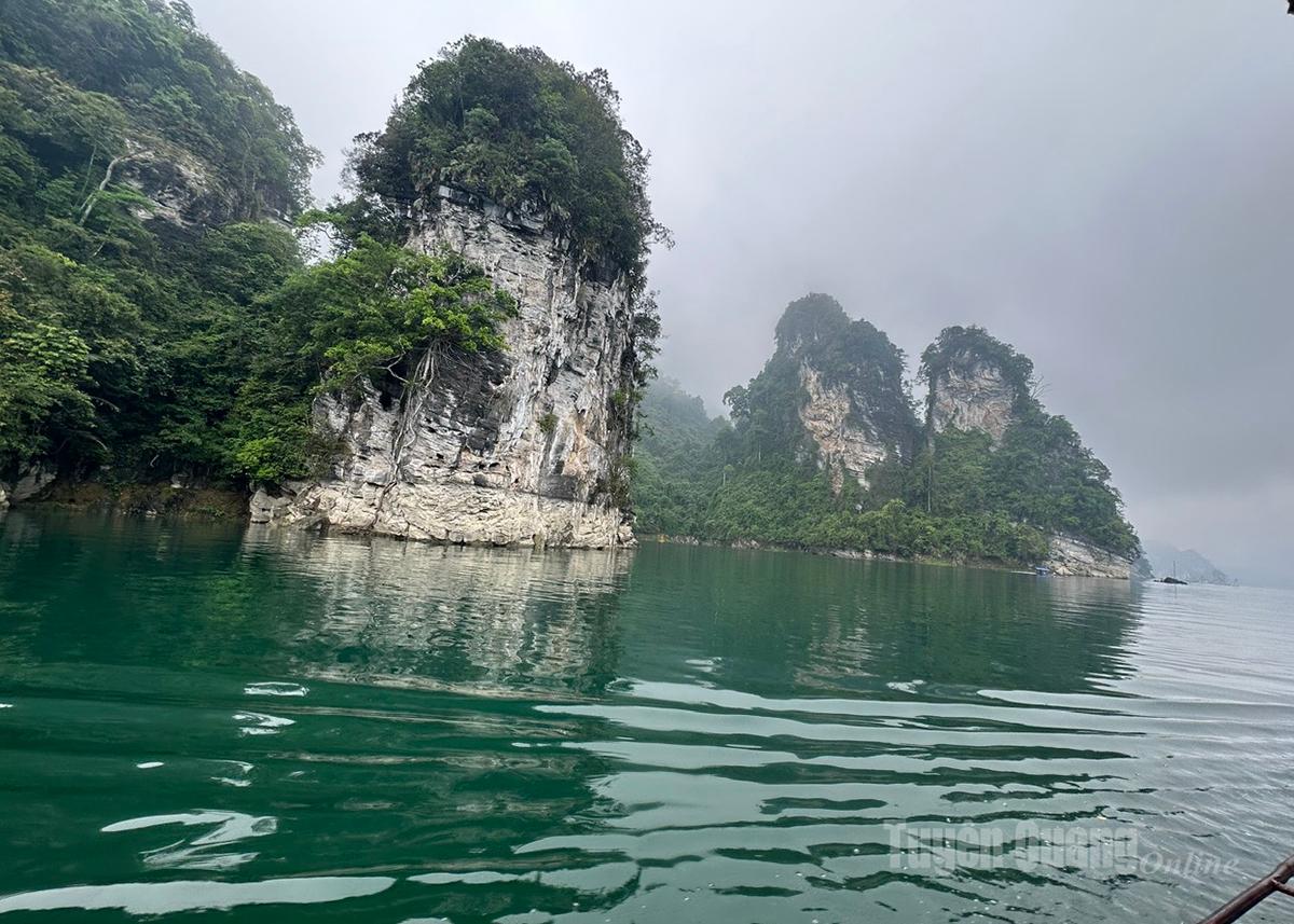 Hồ sinh thái Na Hang có phong cảnh đẹp, hấp dẫn đang có tiềm năng phát triển du lịch sinh thái.