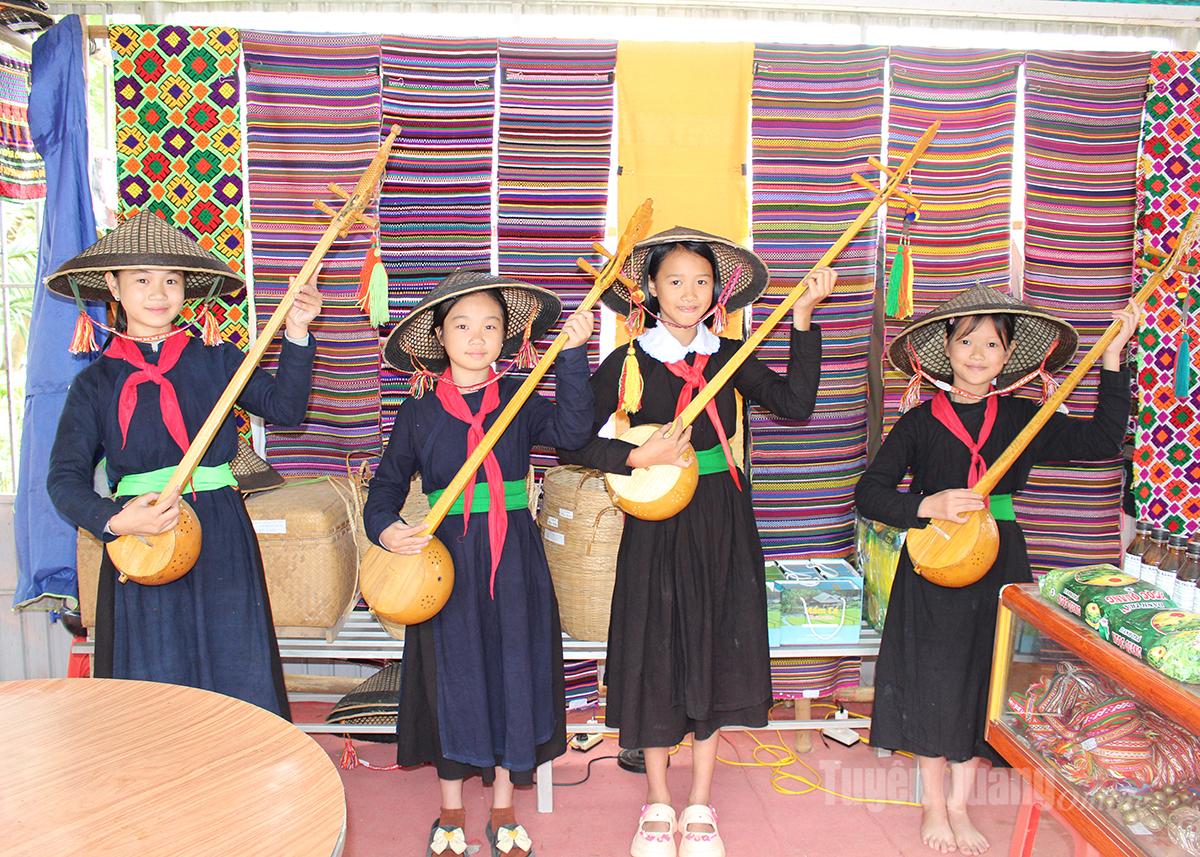 Các em nhỏ hào hứng tham gia các lớp học hát Then, đàn Tính.