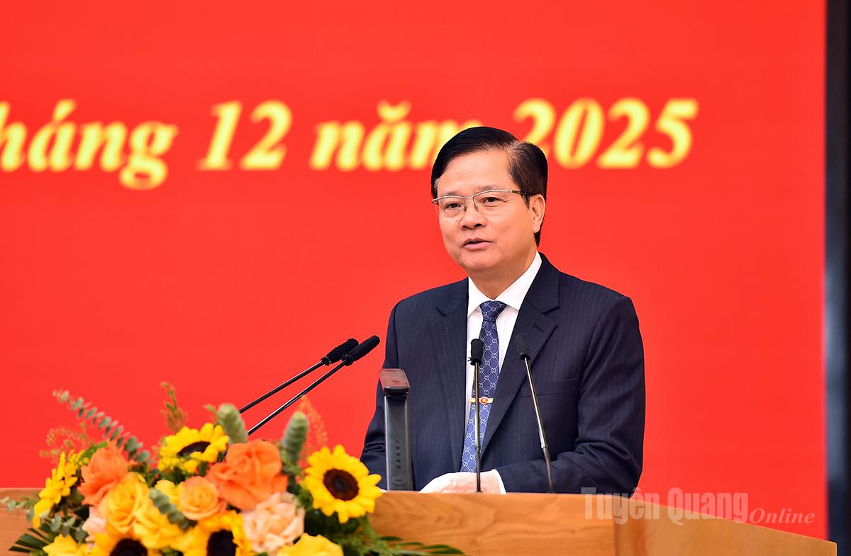 Đồng chí Trần Quang Minh, Trưởng ban Tổ chức Tỉnh ủy phát biểu đề dẫn thảo luận tại hội nghị.