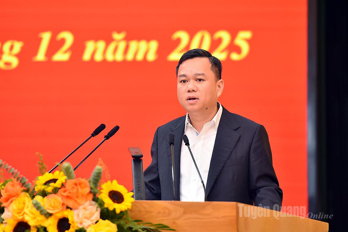 Đồng chí Đỗ Hùng Đức, Bí thư Đảng ủy phường Minh Xuân phát biểu tham luận tại hội nghị.