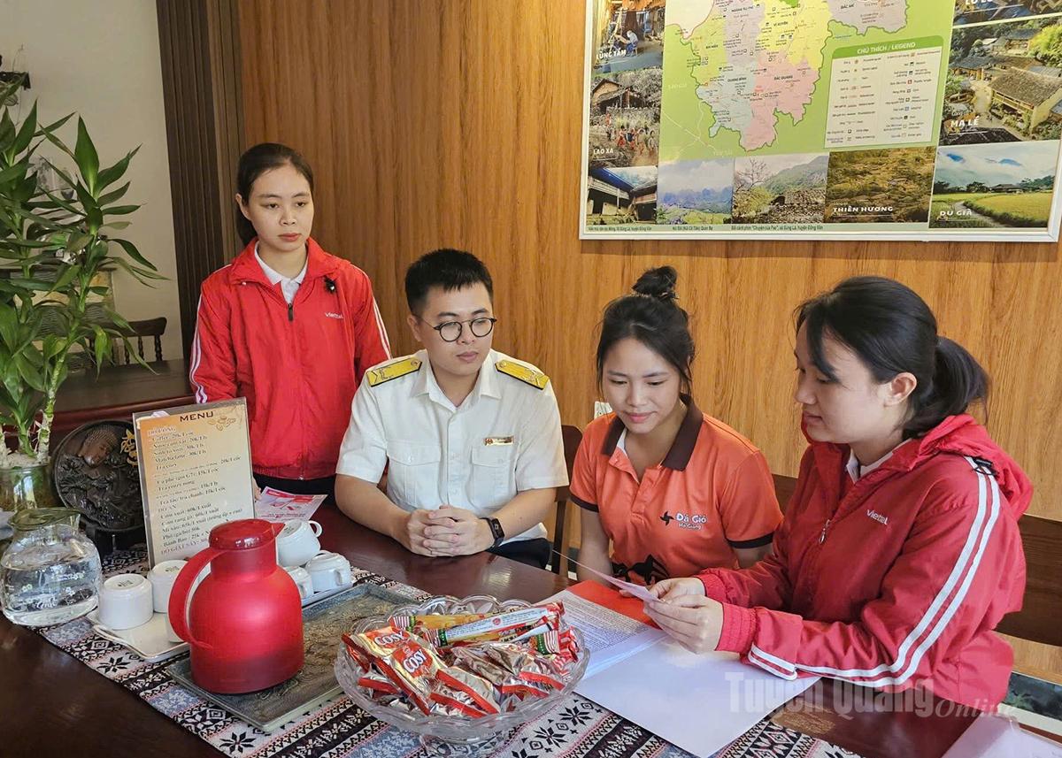 Nhân viên Viettel Tuyên Quang phối hợp với cán bộ ngành Thuế tư vấn phầm mềm tới các hộ kinh doanh.