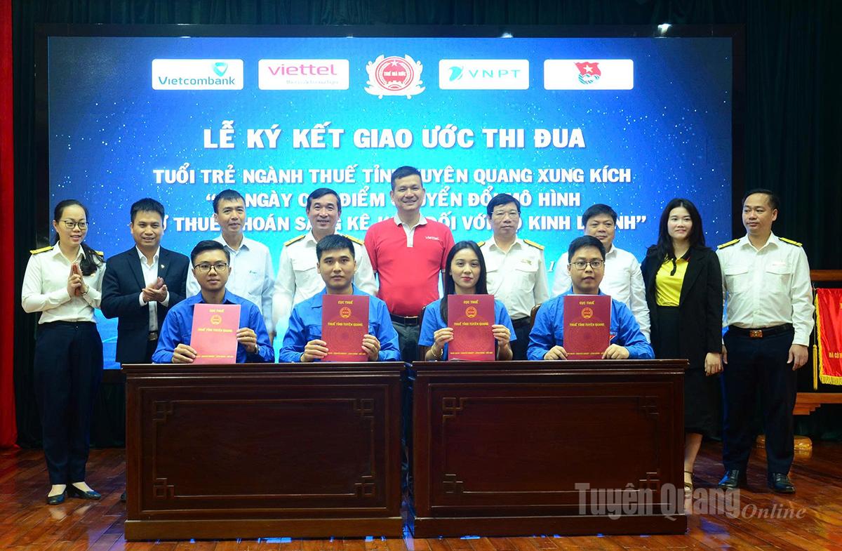 Đoàn thanh niên Viettel Tuyên Quang ký kết cùng đoàn thanh niên ngành Thuế tham gia chương trình hỗ trợ hộ kinh doanh trong 60 ngày cao điểm chuyển đổi thuế.