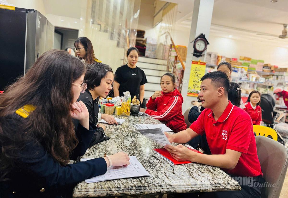 Các hộ kinh doanh trên địa bàn phường Minh Xuân tìm hiểu phần mềm Tendoo để ứng dụng vào hoạt động kinh doanh.