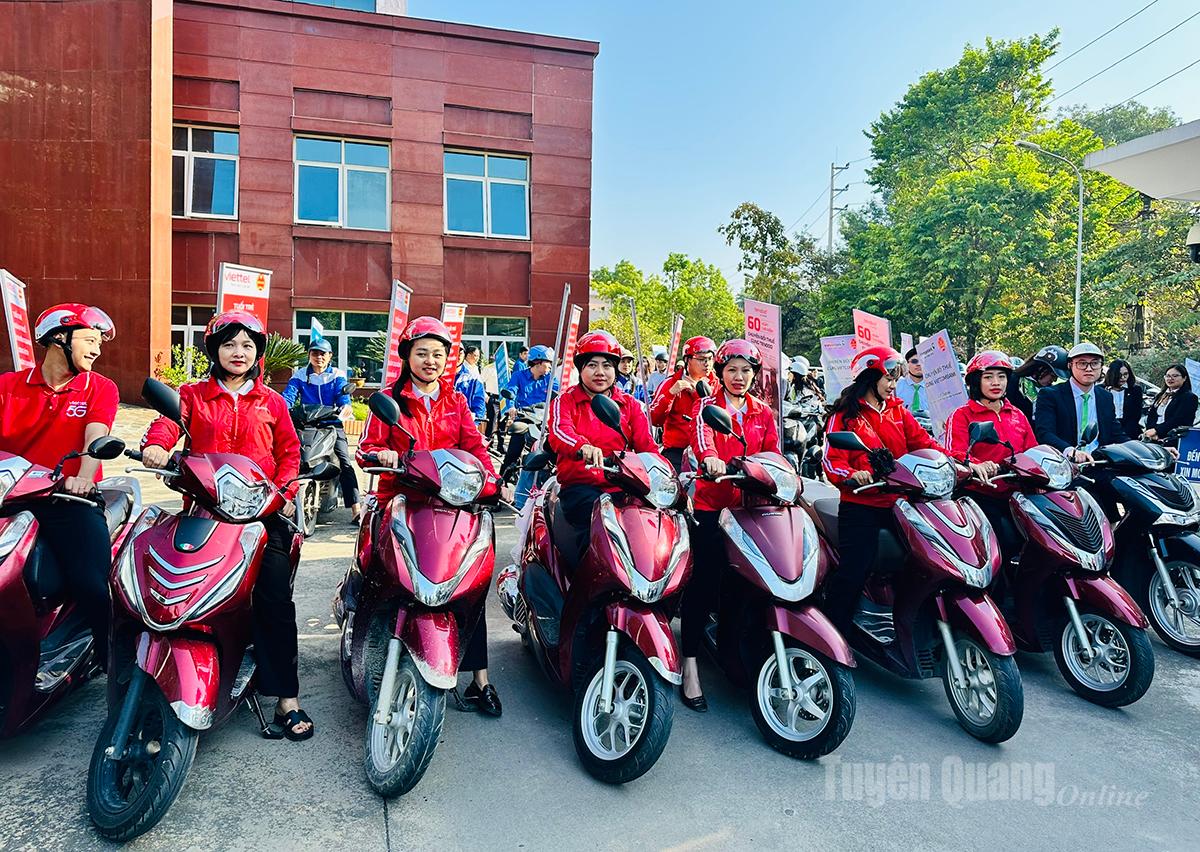Đoàn thanh niên Viettel Tuyên Quang phối với cùng ngành Thuế ra quân tuyên truyền tới các hộ kinh doanh trên địa bàn phường Minh Xuân chuyển đổi từ thuế khoán sang kê khai.
