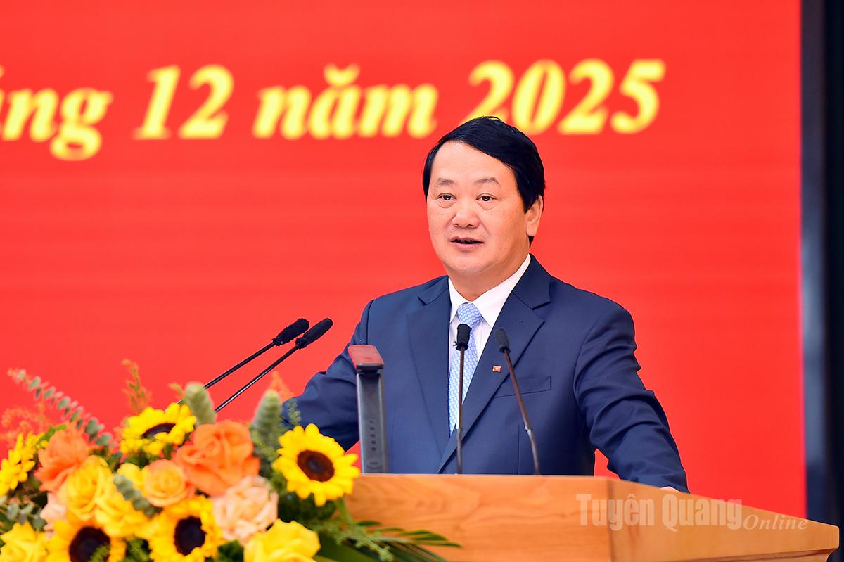 Đồng chí Trần Quang Minh, Trưởng ban Tổ chức Tỉnh ủy phát biểu đề dẫn thảo luận tại hội nghị.