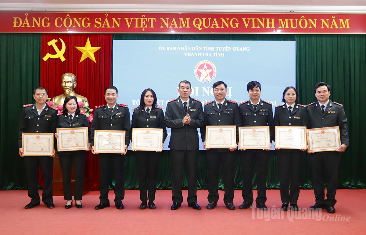 Chánh Thanh tra tỉnh Ngô Xuân Nam trao Giấy khen cho các tập thể xuất sắc.