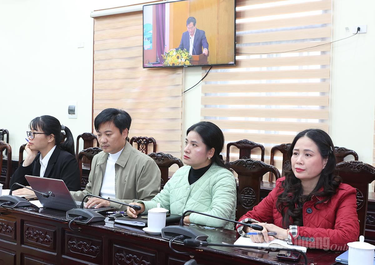 Lãnh đạo Báo và phát thanh, truyền hình Tuyên Quang và đại biểu dự hội nghị tại điểm cầu Tuyên Quang.