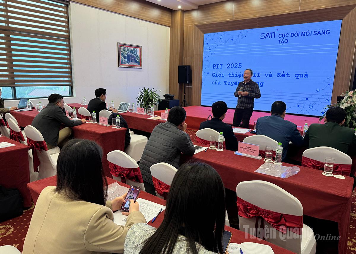 Chuyên gia của Trung tâm Đổi mới sáng tạo truyền đạt các nội dung của Bộ chỉ số PII.