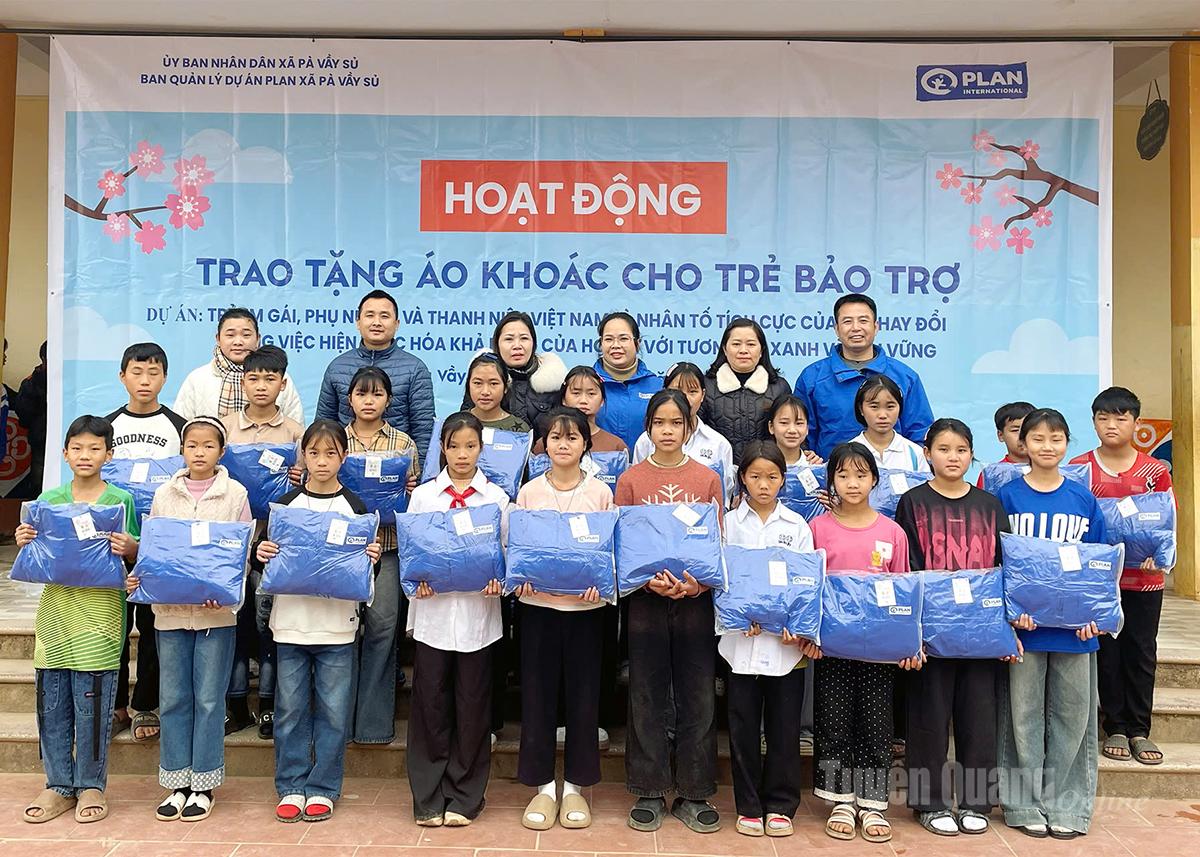Tổ chức Plan trao tặng áo ấm cho trẻ bảo trợ trên địa bàn xã Pà Vầy Sủ.