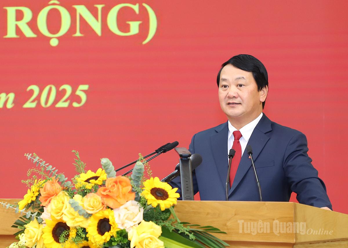 Bí thư Tỉnh ủy Hầu A Lềnh phát biểu kết luận hội nghị.