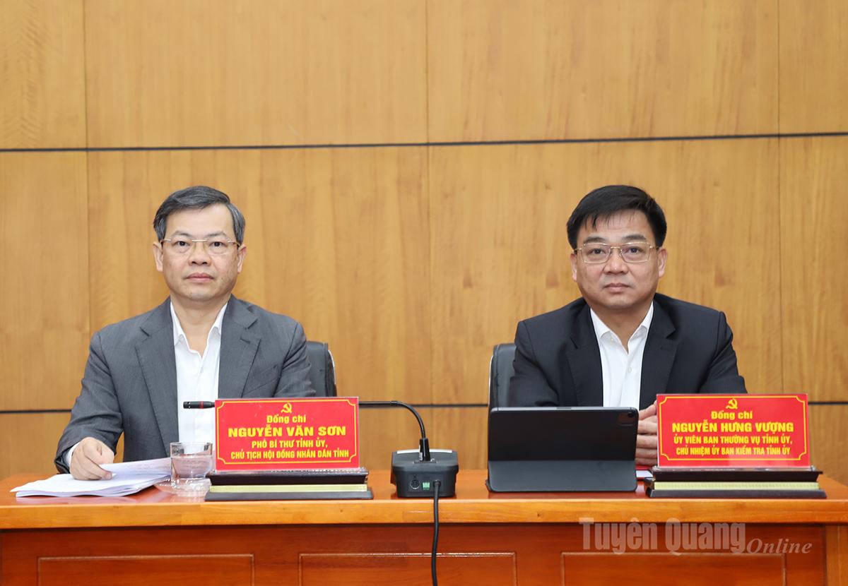 Phó Bí thư Tỉnh ủy, Chủ tịch HĐND tỉnh Nguyễn Văn Sơn và Chủ nhiệm Ủy ban Kiểm tra Tỉnh ủy Nguyễn Hưng Vượng chủ trì thảo luận tại tổ 2.