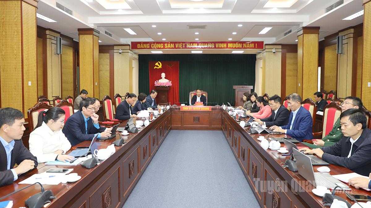 Phó Bí thư Tỉnh ủy, Chủ tịch UBND tỉnh Phan Huy Ngọc chủ trì thảo luận tại Tổ 2