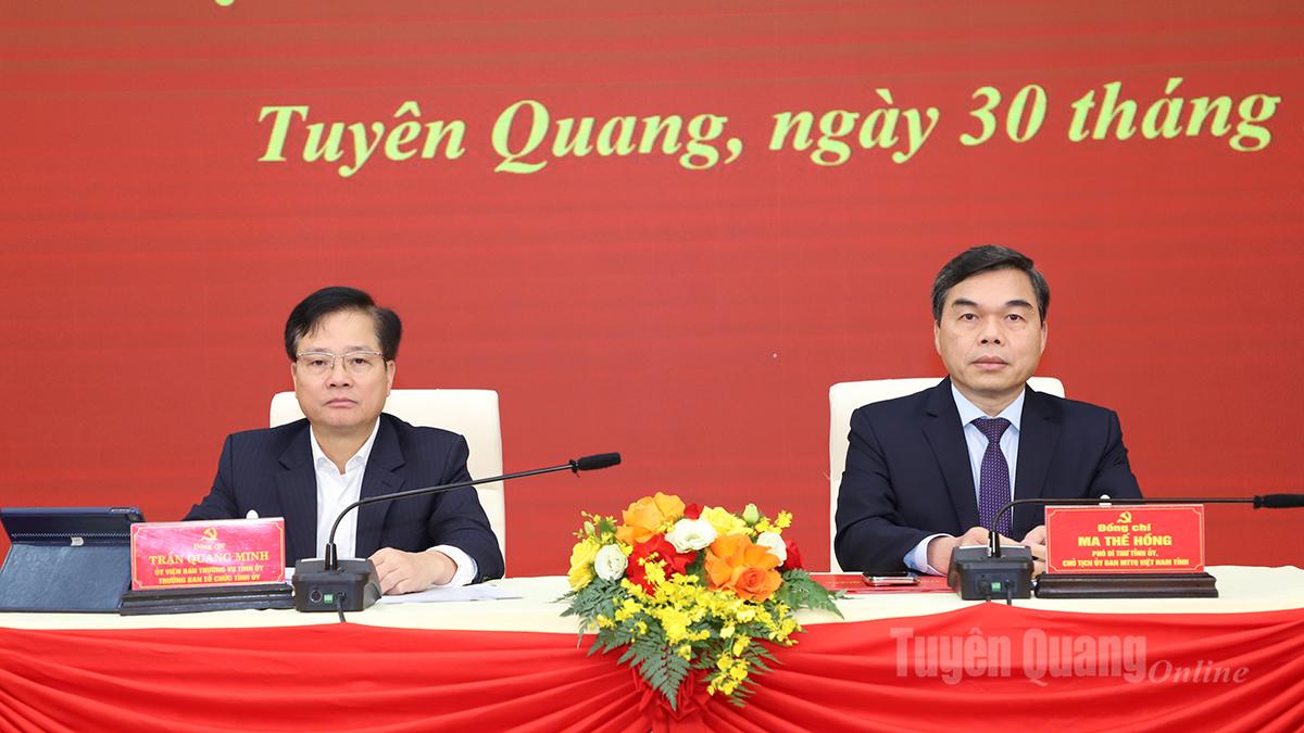 Phó Bí thư Tỉnh ủy, Chủ tịch Ủy ban MTTQ tỉnh Ma Thế Hồng và đồng chí Trần Quang Minh, Trưởng ban Tổ chức Tỉnh uỷ chủ trì thảo luận tại Tổ 1