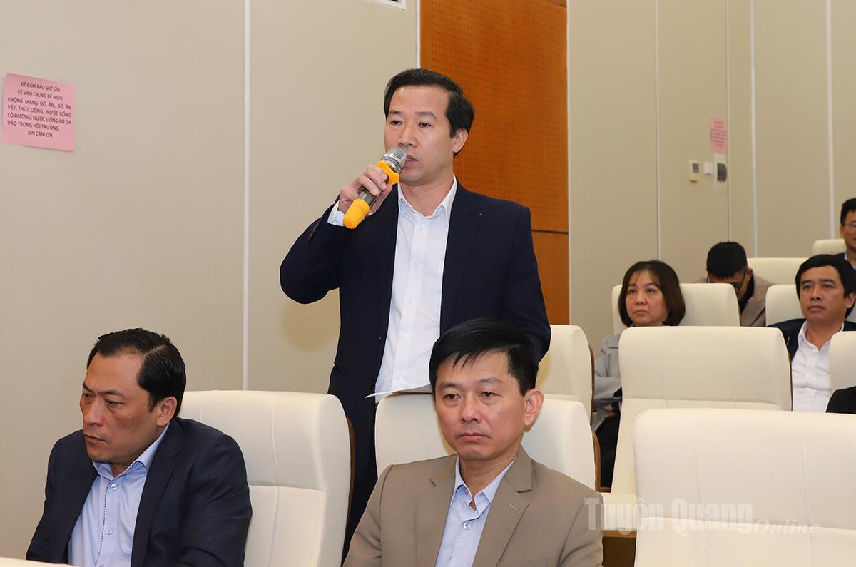 Bí thư Đảng ủy xã Sơn Thủy thảo luận tại hội nghị.