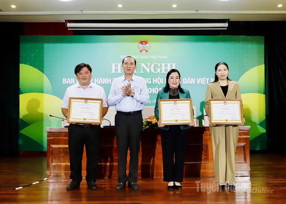 Đồng chí Chu Ngọc Diệp (đứng giữa), Chủ tịch Hội Nông dân tỉnh nhận Bằng khen của Ban Chấp hành Trung ương Hội Nông dân Việt Nam.