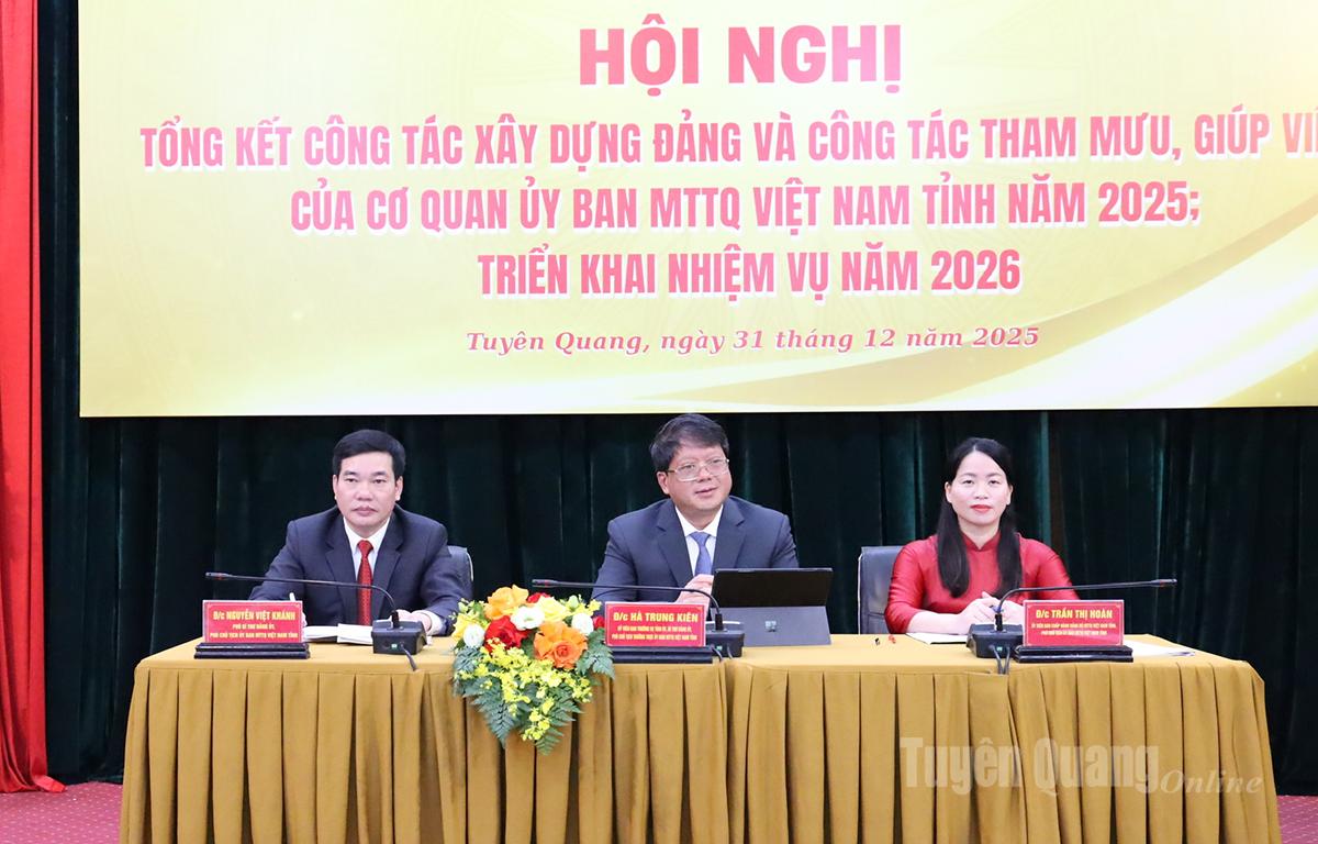 Các đồng chí chủ trì Hội nghị Tổng kết công tác xây dựng Đảng và công tác tham mưu, giúp việc của cơ quan Ủy ban MTTQ Việt Nam tỉnh năm 2025; triển khai nhiệm vụ năm 2026.