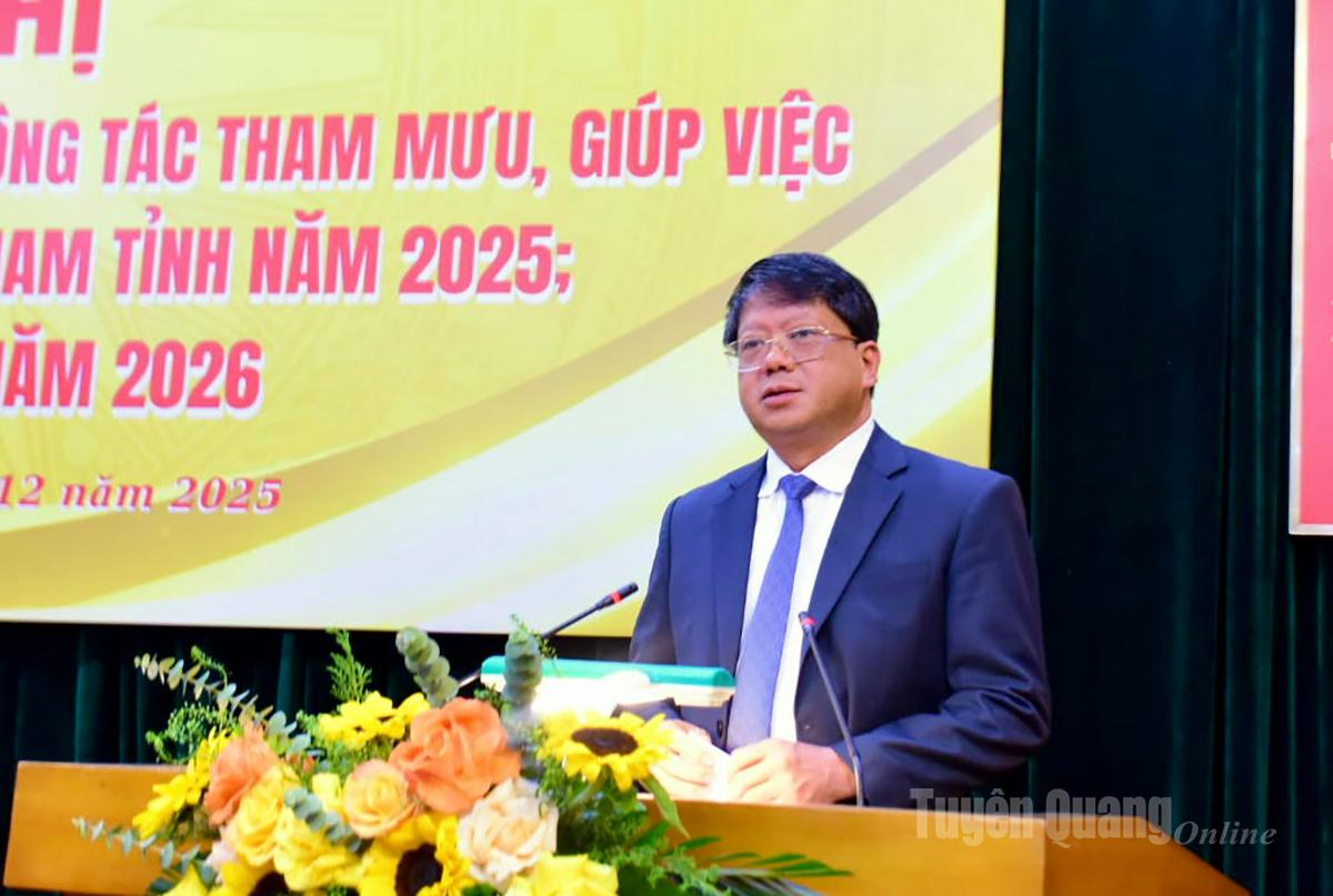 Đồng chí Hà Trung Kiên, Uỷ viên Ban Thường vụ Tỉnh uỷ, Phó Chủ tịch Thường trực Uỷ ban MTTQ Việt Nam tỉnh phát biểu kết luận hội nghị.