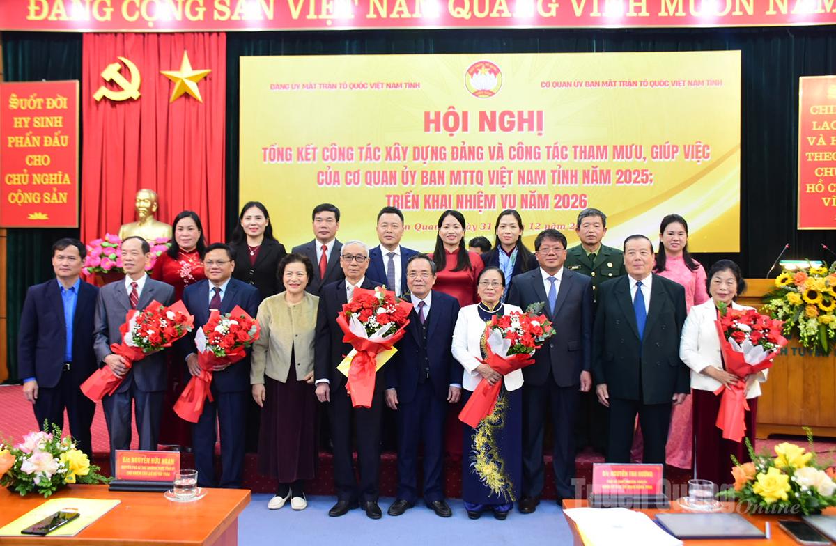 Các đồng chí đại biểu tặng hoa, chúc mừng các đồng chí Chủ tịch, Phó Chủ tịch các Hội quần chúng do Đảng, Nhà nước giao nhiệm vụ về nghỉ hưởng chính sách.