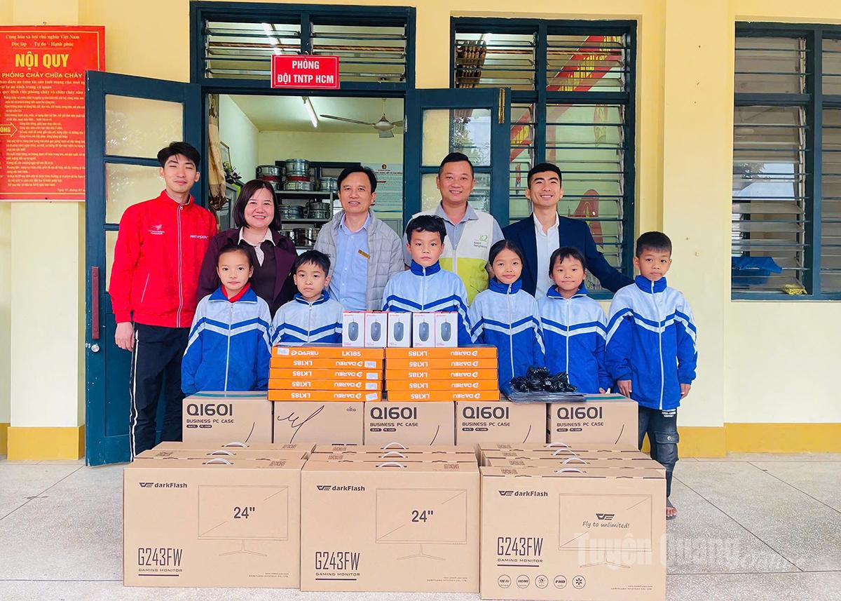 Tổ chức GNI trao máy tính để bàn cho Trường Tiểu học Tân Trịnh.