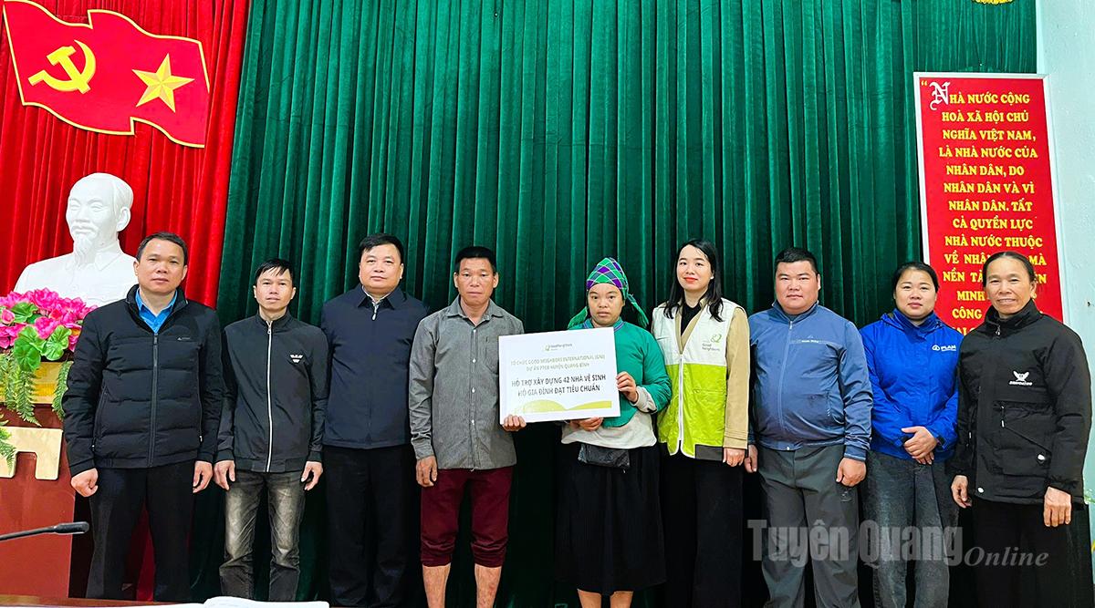 Tổ chức GNI trao kinh phí hỗ trợ cho các hộ gia đình xã Tân Trịnh xây dựng nhà vệ sinh đạt chuẩn.