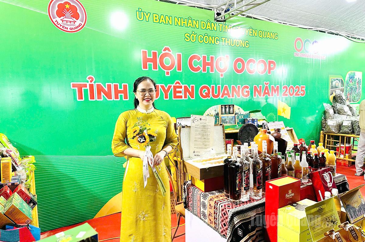 Gian hàng bán và giới thiệu sản phẩm của Sở Công thương tỉnh Tuyên Quang.