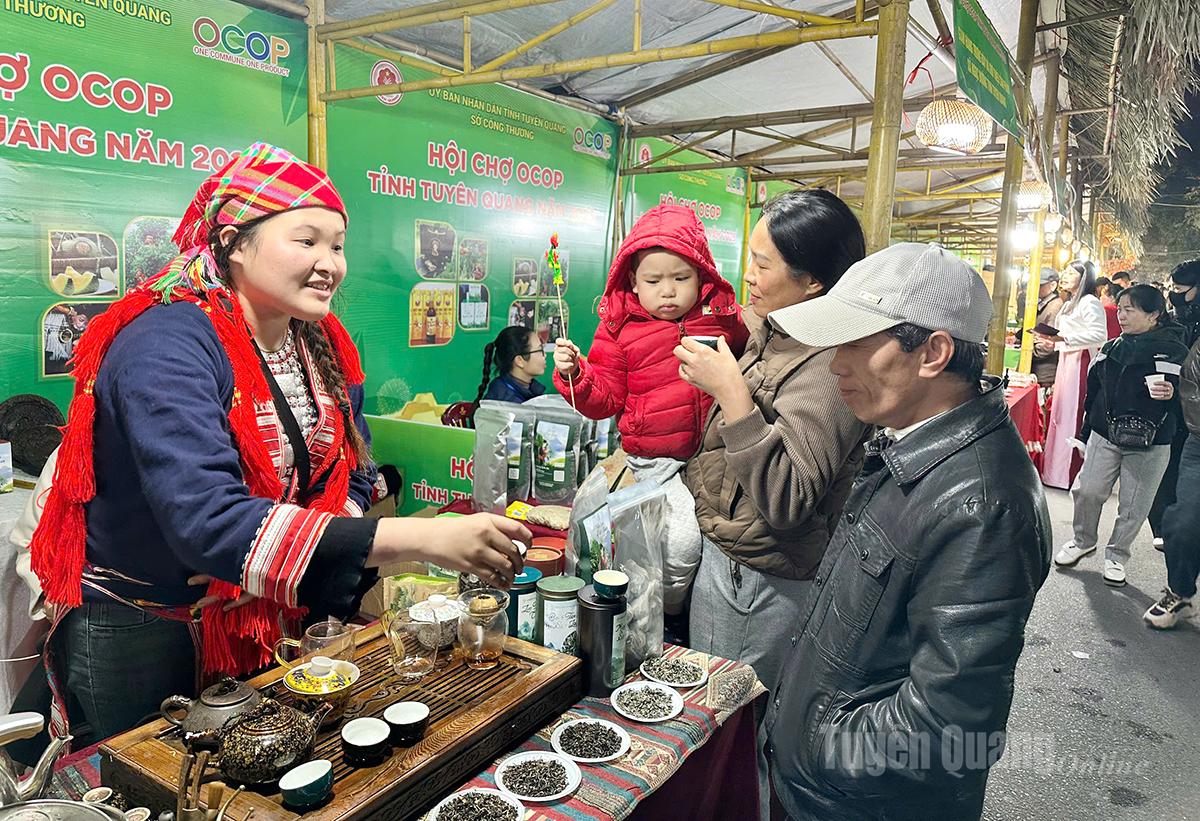 Du khách thưởng thức chén trà nóng tại hội chợ.