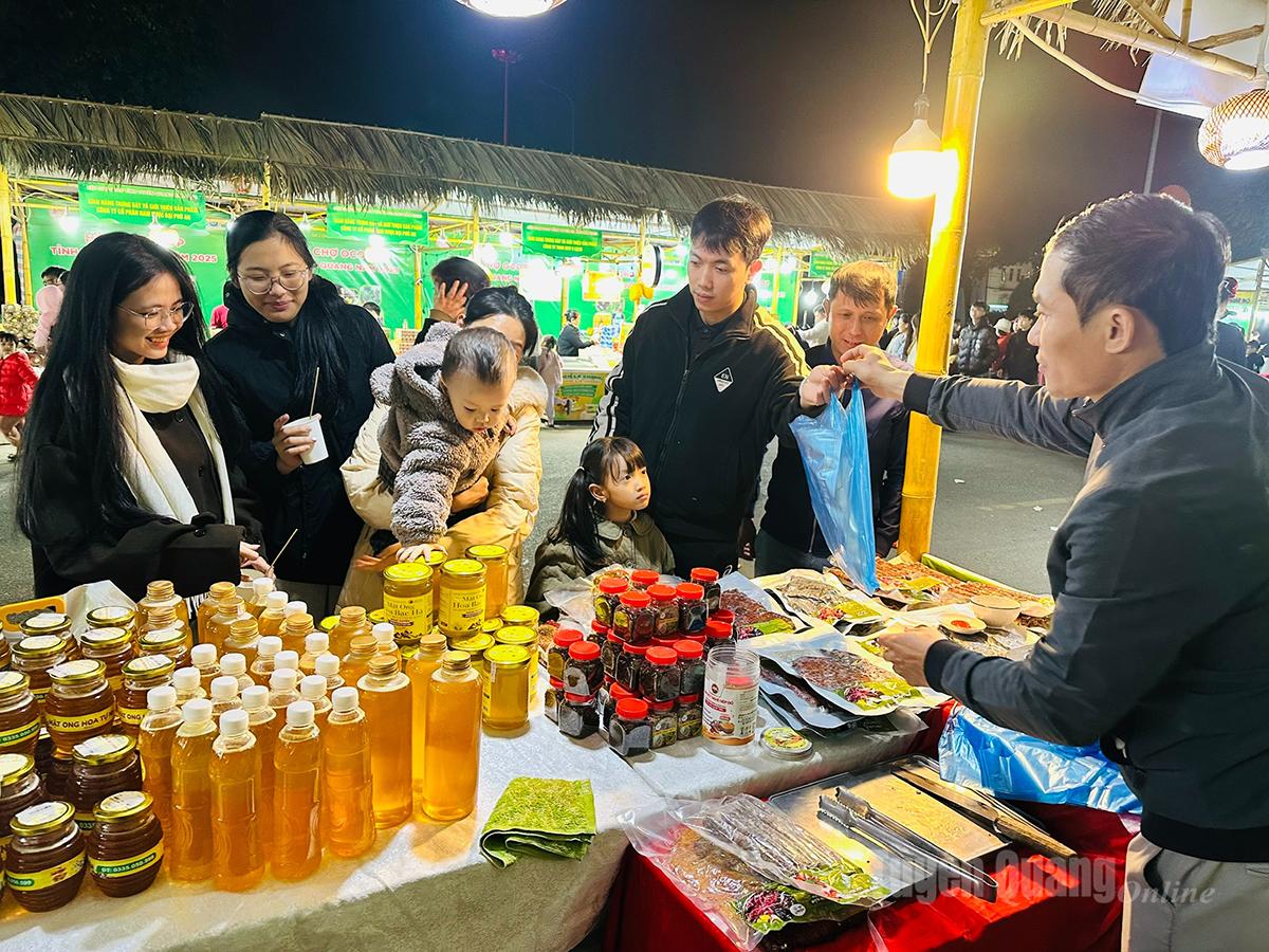 Khách hàng lựa chọn các sản phẩm mật ong, thịt trâu, bò sấy khô tại hội chợ.