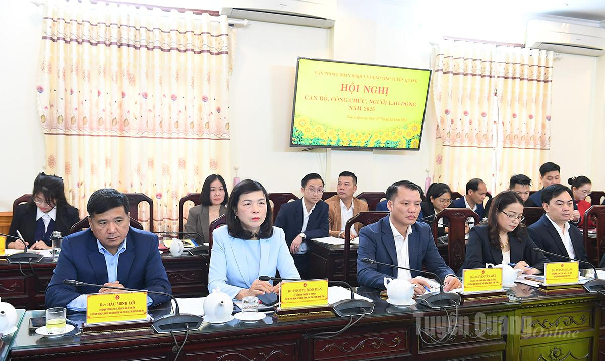 Đồng chí Phó Chủ tịch Thường trực HĐND tỉnh Hầu Minh Lợi và đồng chí Phó Chủ tịch HĐND tỉnh Phạm Thị Minh Xuân cùng lãnh đạo các Ban HĐND tỉnh dự hội nghị