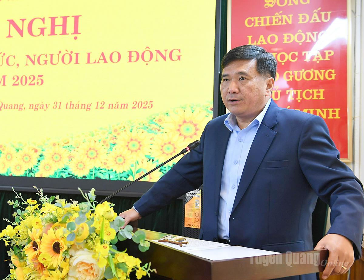 Đồng chí Phó Chủ tịch Thường trực HĐND tỉnh Hầu Minh Lợi phát biểu tại hội nghị.