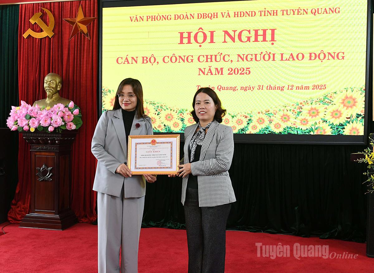 Đồng chí Trưởng Đoàn ĐBQH chuyên trách tỉnh Lý Thị Lan trao Giấy khen cho phòng Dân nguyện - Thông tin và tuyên truyền.