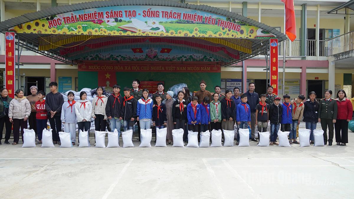 Đoàn thiện nguyện trao quà cho các em học sinh có hoàn cảnh khó khăn trên địa bàn.