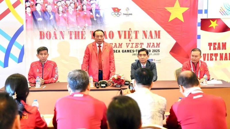 Minister of Culture, Sports and Tourism Nguyen Van Hung cheers on the Vietnamese sports delegation competing at the 33rd SEA Games.