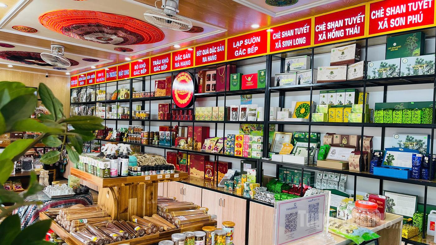 Các sản phẩm được trưng bày bán ngăn nắp trên các kệ hàng