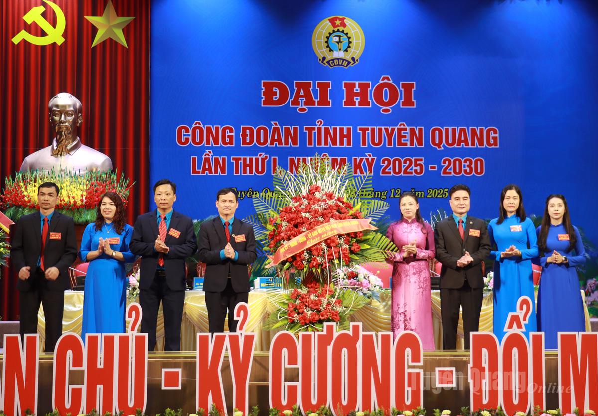 Phó Bí thư Thường trực Tỉnh ủy Lê Thị Kim Dung tặng hoa chúc mừng Đại hội.
